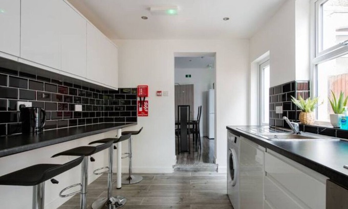 Watford House | 6 Bedroom house with 6 Baths-Perfect for big groups