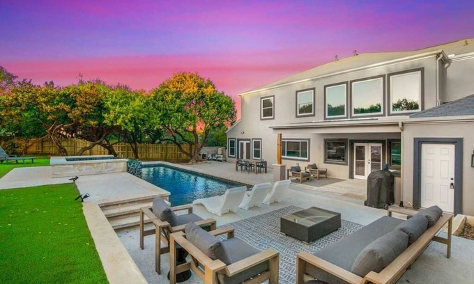 Austin House | 6 Bedroom | Sleep 20 | Pool | Hot Tub | Pool Table