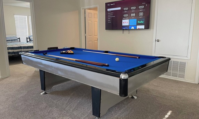 Wetmore House | 6 beds 3 bath 1 bed downstairs Pool table near JW