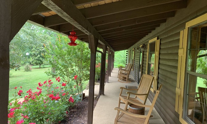 Gladewater Cabin | 6 BR Log Home in Piney Woods of East TX with hot tub and POND