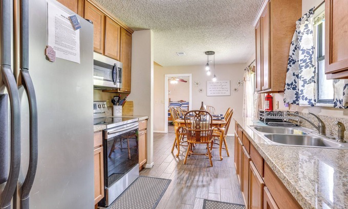 Lufkin Cottage | 6 Mi to Ellen Trout Zoo: Family Home w/Yard!