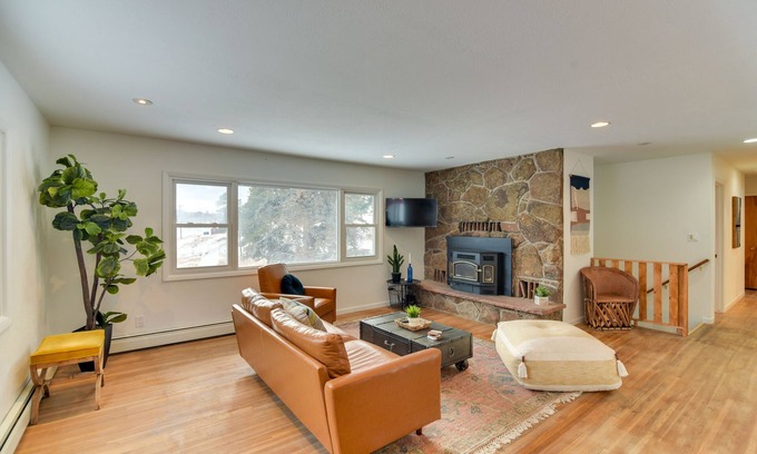 Conifer House | 6 Mi to Staunton State Park: Conifer Home w/Deck