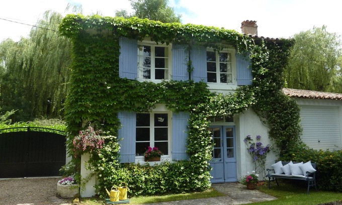 Bardenac Cottage | 6 person lakeside cottage Near Chalais/Aubeterre