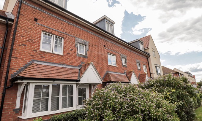 Bexhill-on-Sea Cottage | 60 GALLEY HILL VIEW, family friendly, with a garden in Bexhill-On-Sea