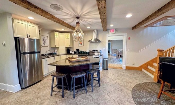 Jefferson House | 68CP: Luxury farmhouse at the award-winning Bellevue Barn, 2 min to Santa's Village, AC, fireplace!