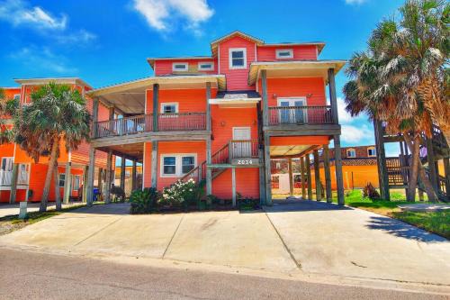 Sand Point House | 6BDRM Beach Home - Oceanviews - Recently Renovated - Shared Pool & HotTub