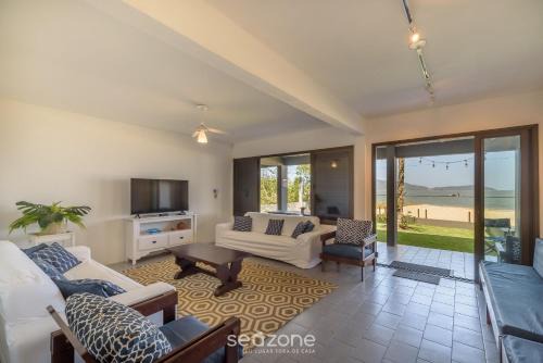 Zimbros House | 6BR Beachfront Home in Bombinhas ABM0101