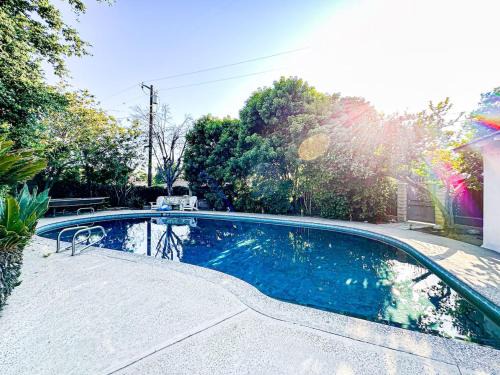 Burbank House | 6BR Pool Escape for Friends and Family - LOU1 - BUR