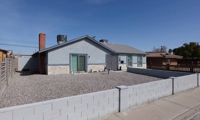 Paradise House | 7 bedroom home with fenced yard!