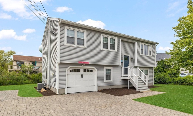 Narragansett House | 7 Bedrooms, A/C, 3 Beaches within 2 Miles, Sleeps 14