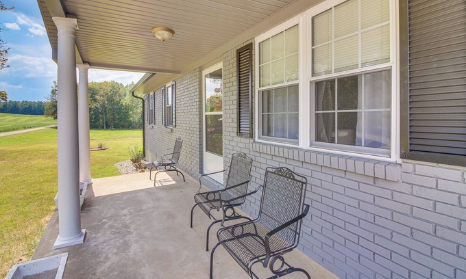 Glasgow House | 7 Mi to Barren River Lake: Quiet Getaway w/Yard!