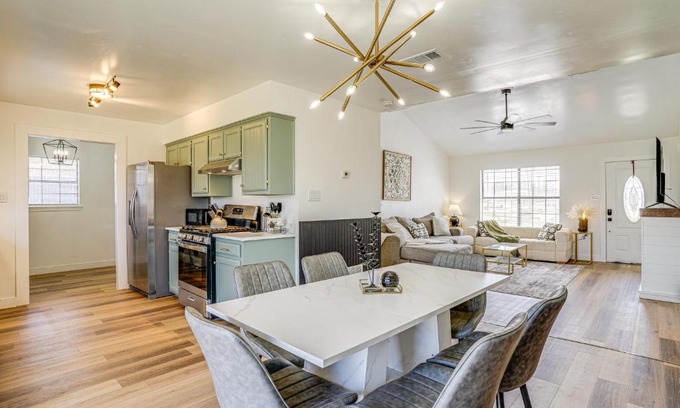 Bridgeport House | 7 Mi to Lake Bridgeport Home with Yard and Grill!