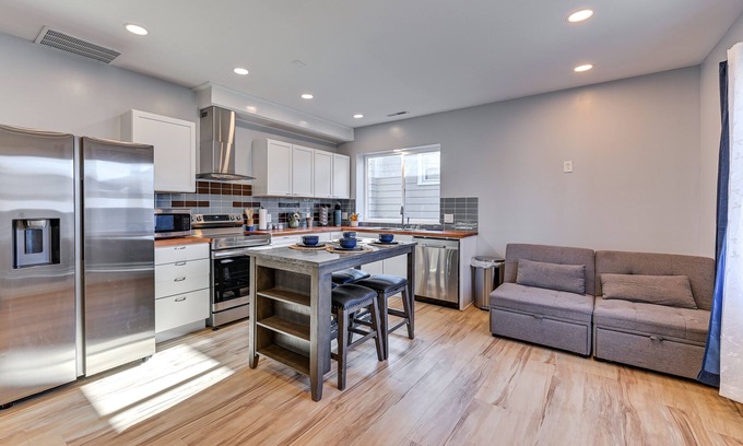 New Albany House | 7 Mi to Louisville: Pet-Friendly New Albany Home