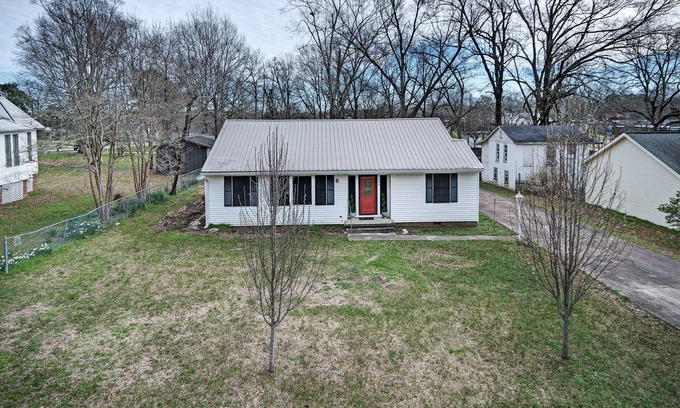 Flora House | 7 minutes from Providence Farm, MS Blues Trail and The Petrified Forest!