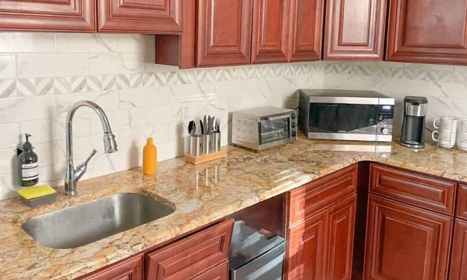 Upper Darby Apartment | 7 Minutes to Center City Philadelphia! Entire Apartment!