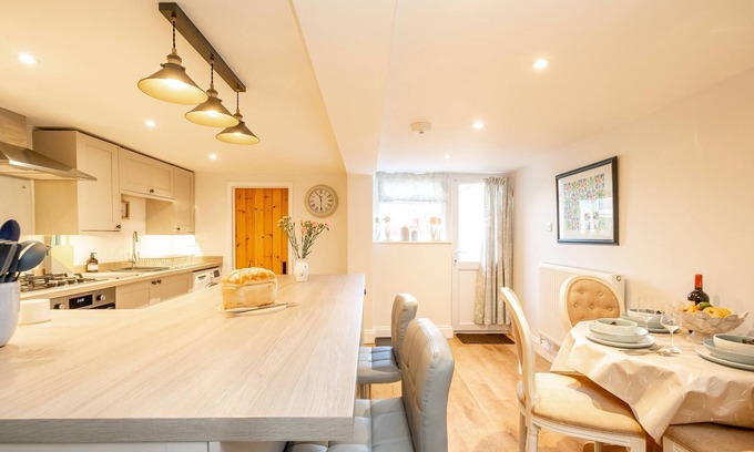 Leiston Cottage | 7 Prospect Place - sleeps 5 guests in 3 bedrooms
