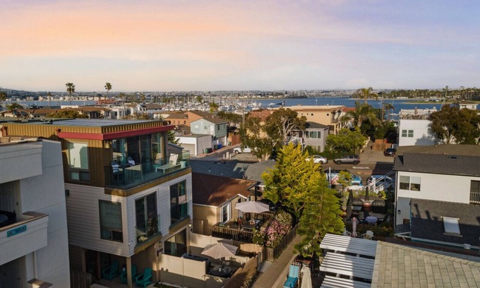 Central Mission Beach House | 720 Kingston Ct (B) | 92109
