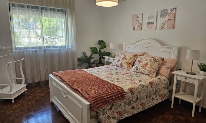 Pragal Apartment | 7km from the beach and 14km from downtown Lisbon. Cozy, family-friendly apartment!