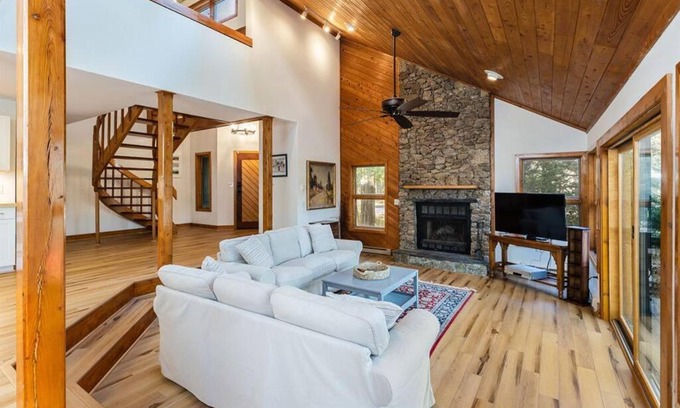 Nellysford Ski Chalet | 7th Hole Chalet at Wintergreen Resort Hot Tub, Sauna & 3 Fireplaces