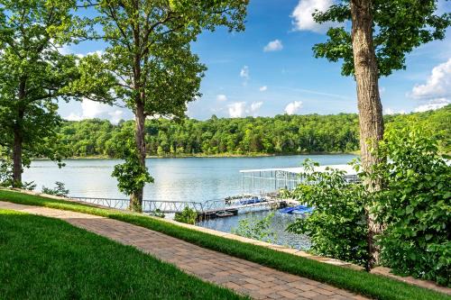 Lampe House | 8 Bed Luxury Lakefront Villa Amazing View 2 Pools Free Resort Amenities Dock