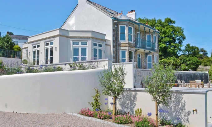 Saint Austell Bay Cottage | 8 bedroom accommodation in Porthpean, near Charlestown