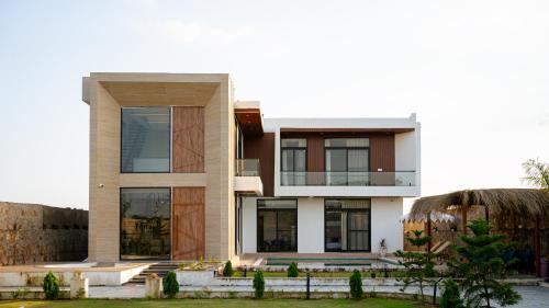 Jamwa Ramgarh House | 8 BHK Farm stay w Pool, Garden , Snooker, WiFi
