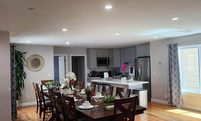 Daly City House | 8-BR, 8-Bath Home: Your Perfect Staycation near SF