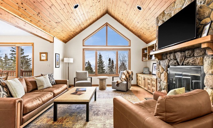 Tofte Cabin | 8 Min to Lutsen MTN/Game Garage/King Beds/Views