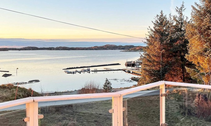 Gulen Municipality House | 8 person holiday home in Mjømna