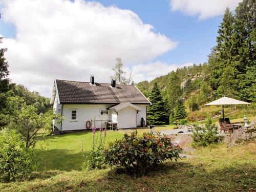 Lyngdal House | 8 person holiday home in Kvås