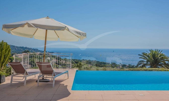 Plage de la Garonnette House | 8-person villa with panoramic view close to the beach