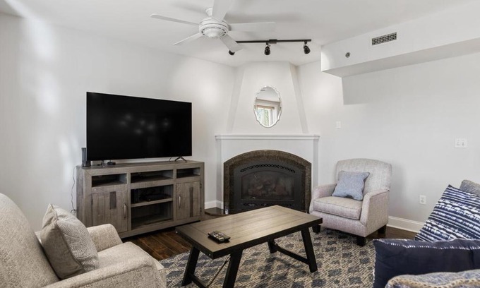 Asheville House | 8 Village Lane 401
