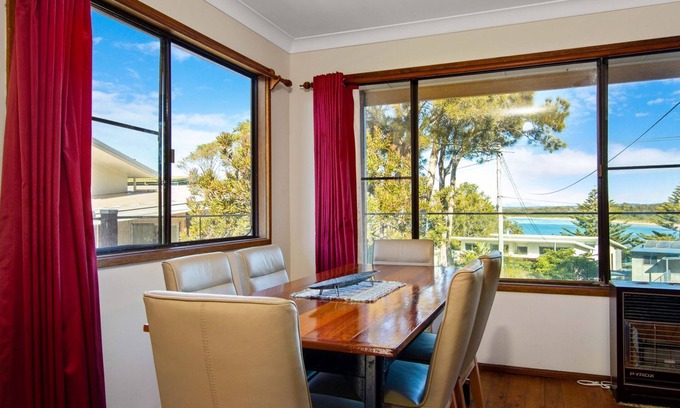 Mossy Point House | 82 Annetts Parade, Mossy Point