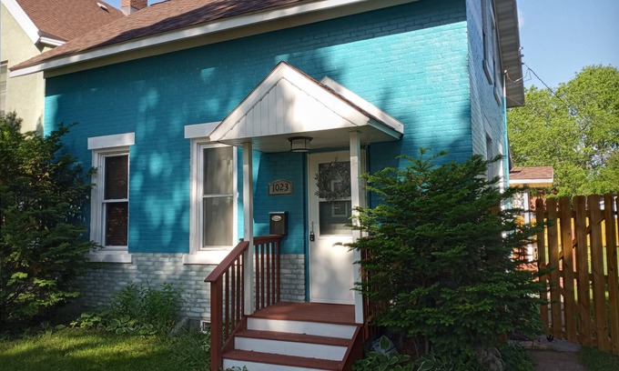 La Crosse House | 8th Street Blues! 3 Bed, 2 Bath near downtown LaCrosse