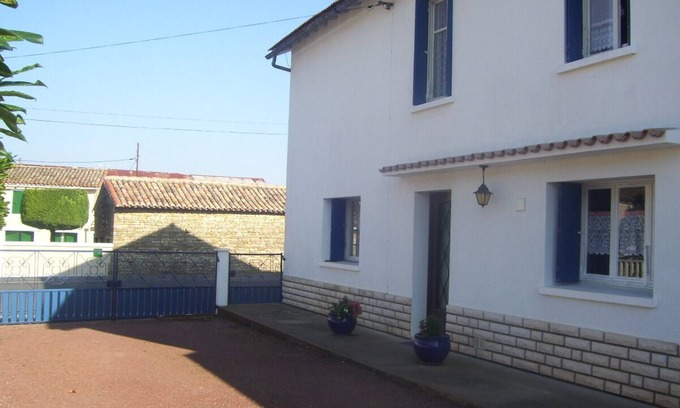 Clussais-la-Pommeraie House | 9 Guests - Pet Friendly in rural West France