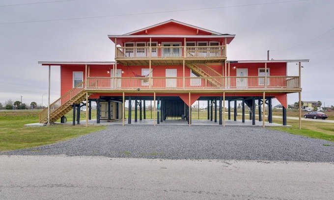 Galveston Apartment | 9 Mi to Crystal Beach: Pet-Friendly Apt w/Balcony