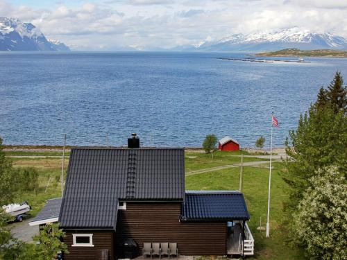 Lyngen House | 9 person holiday home in Lyngseidet