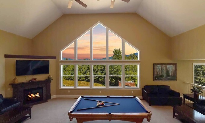 North Conway House | 92 Locust Lane | 16 BDRMS, Sleeps 34, Pool, HotTub