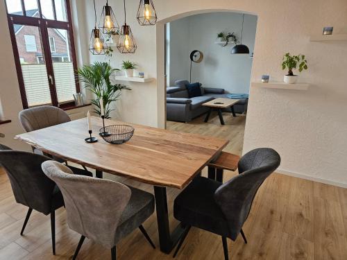 Heppens Apartment | 95qm Erdgeschosswohnung im Villenviertel vollausgestattet mit Kamin, Balkon und Garten - WLAN gratis