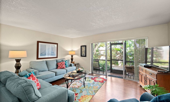 Historic Downtown Melbourne Condo | 98 Nt Sept 1-30 Patio, BBQ Dining Shopping Beach Golf Kayak Parks. All so close