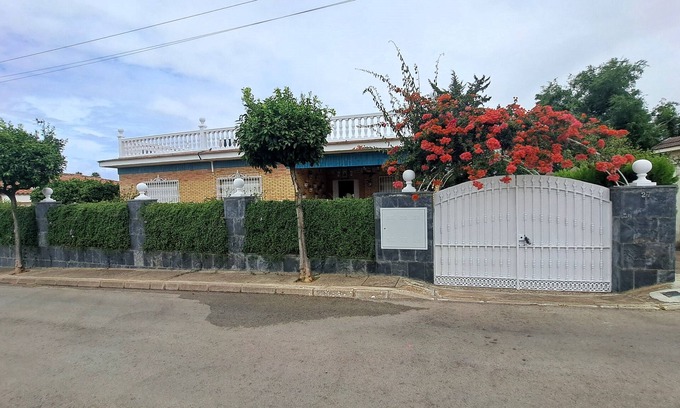 Alcala de Guadaira Ski Chalet | A 10 Minutos de Sevilla. Chalet Independiente, con Piscina y muy Tranquilo