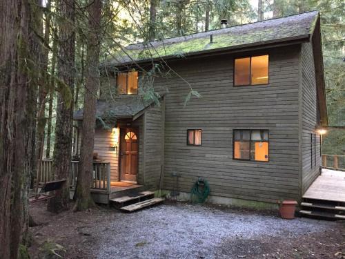 Glacier House | A 2-story, 3-bedroom traditional family ski chalet