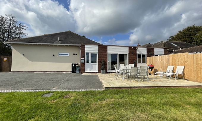 Frodsham House | A 3 bed property located on private grounds at the Top of the Ridge in Cheshire.