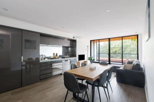 Parkville Apartment | A 3BR Apt Next to Melbourne Zoo FREE Parking