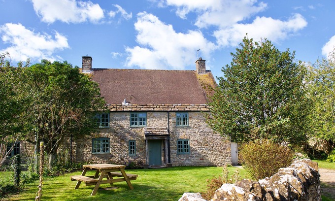 Yeovil Apartment | A beautiful 17th Century cottage, recently renovated to a high standard whilst retaining the charact