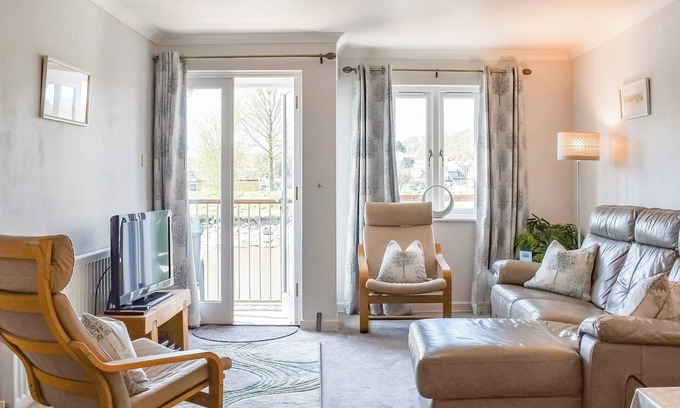 Egloshayle Cottage | A beautifully styled apartment, perched on the banks of the River Camel.
