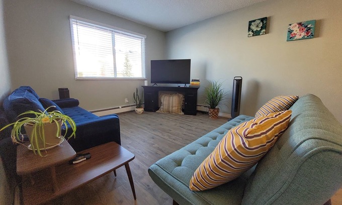 West Edmonton Apartment | A/C in bdrm✅️COMMONWEALTH Stadium✅️ROGERS Place✅️Queen-twin-foldout✅️Expo Centre