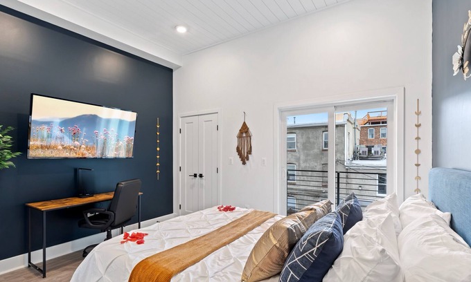 Fells Point Apartment | °A/C°Self Check-In°Smart TV°Balcony°Full Kitchen