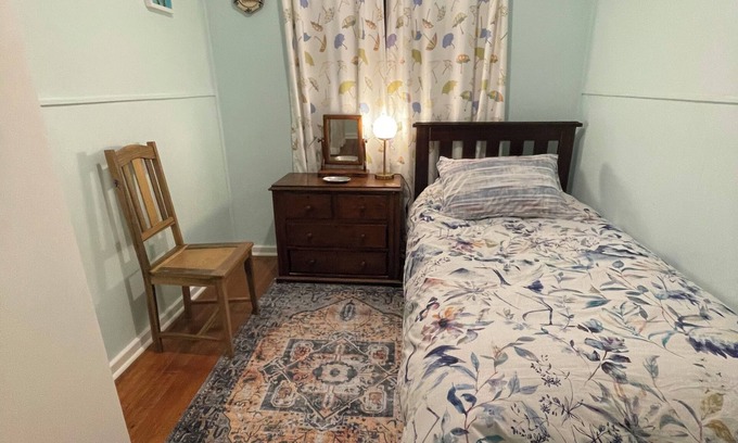 Bicheno Cottage | A cosy garden cottage, just 400m to the surf beach.