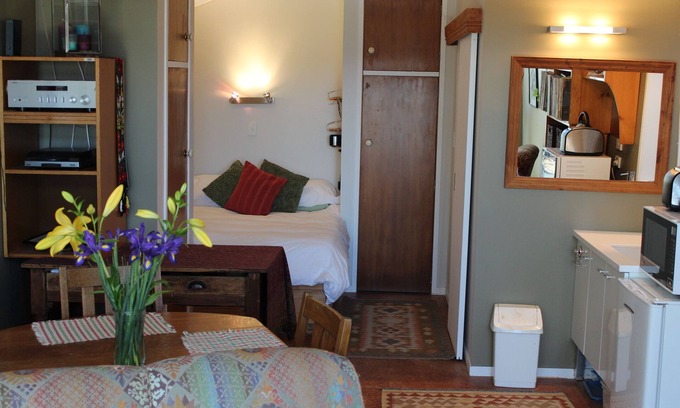 Ngongotaha Apartment | A cozy studio with a beautiful tranquil lakeside location on Lake Rotorua